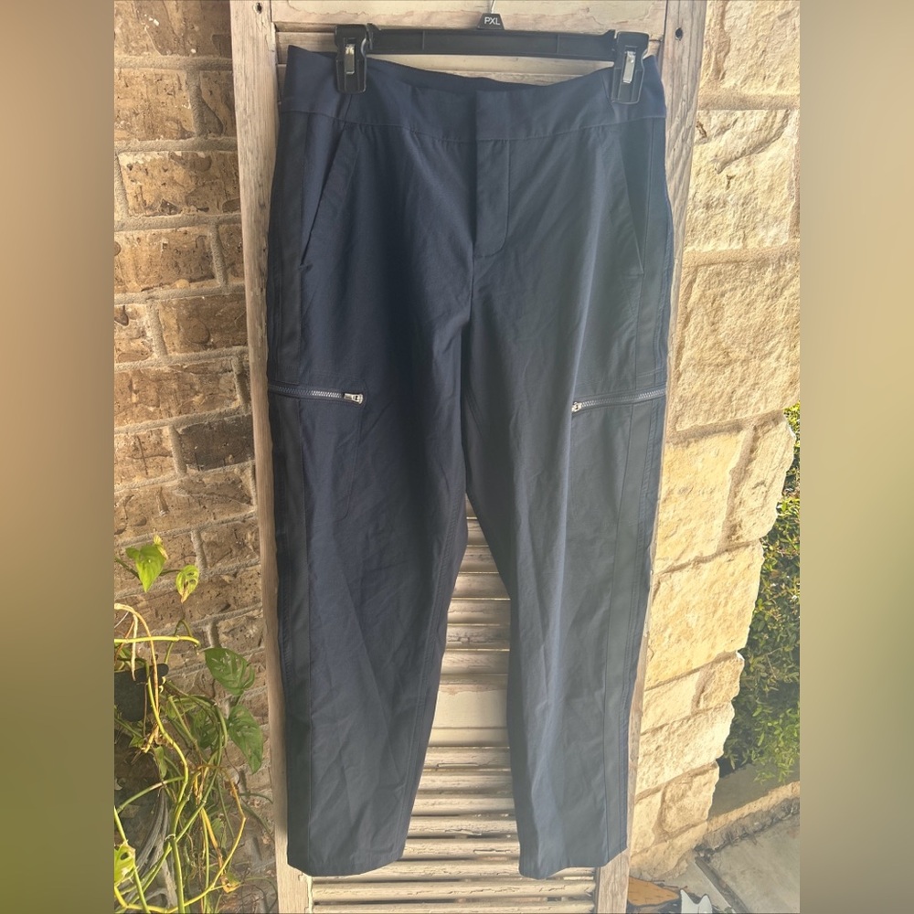 Athleta Women’s Wander Hybrid Pant Stretch Cargo Pockets Navy Sz 8 Petite.